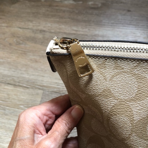 Coach Leather Signature Gallery Zippered Tote. Gold Hardware. GUC - Picture 5 of 11